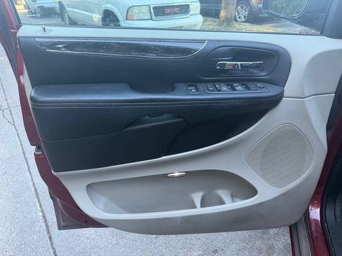 Used 2012 Chrysler Town & Country Touring-L w/ Driver Convenience Group FWD image 12