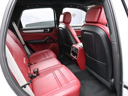 Certified 2023 Porsche Cayenne S Platinum AWD/4WD image 28
