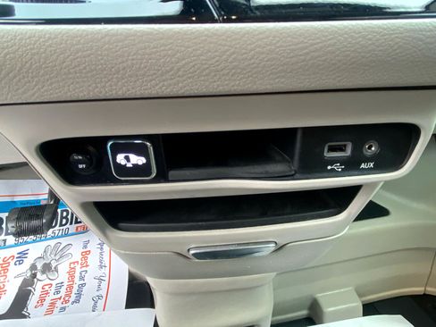 Used 2018 Chrysler Pacifica Touring-L w/ Tire & Wheel Group image 28