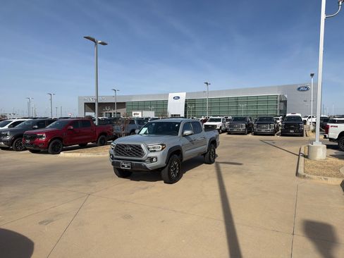 Used 2021 Toyota Tacoma TRD Off-Road w/ Technology Package image 26