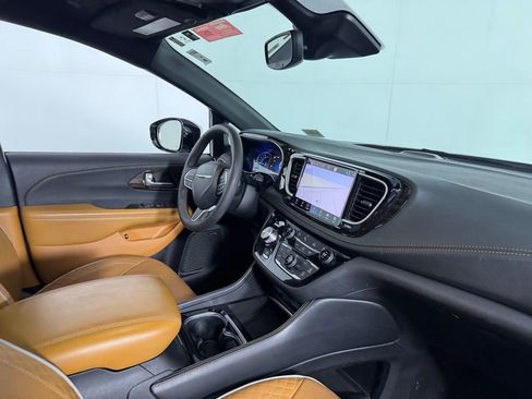 Used 2023 Chrysler Pacifica Pinnacle FWD image 33