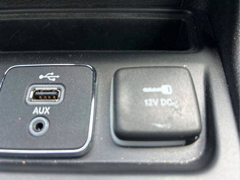 Certified 2019 Jeep Cherokee Limited w/ Technology Group FWD image 32