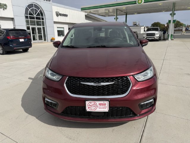 Used 2023 Chrysler Pacifica Touring-L FWD image 4