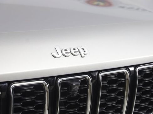 Used 2024 Jeep Grand Cherokee Limited w/ Luxury Tech Group II image 17