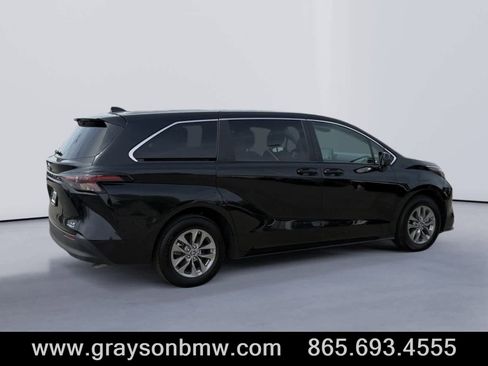 Used 2024 Toyota Sienna LE FWD image 3