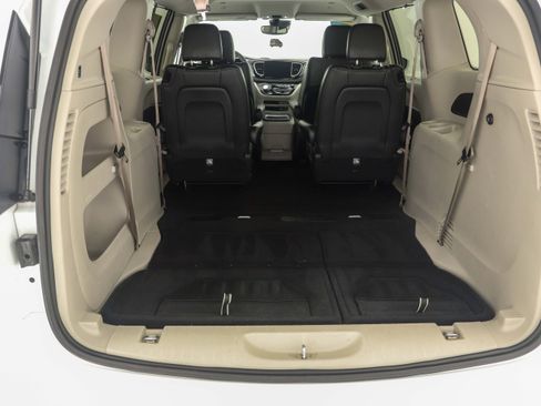 Used 2022 Chrysler Pacifica Touring-L image 14