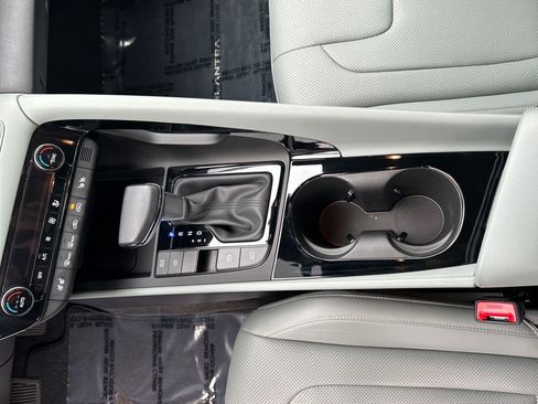 Certified 2025 Hyundai Elantra Limited image 16