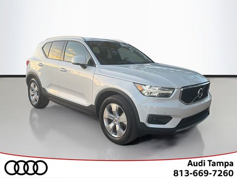 Used 2022 Volvo XC40 T5 Momentum image 1