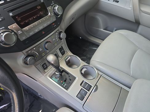 Used 2011 Toyota Highlander SE w/ Tow Pkg FWD image 25