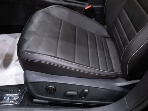 Used 2024 Volkswagen Jetta SE w/ Panoramic Sunroof Package FWD image 9