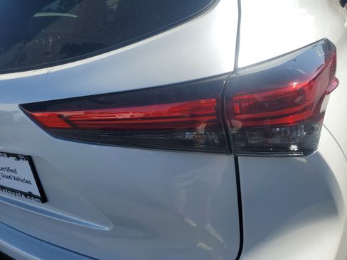 Used 2023 Toyota Highlander XLE image 8