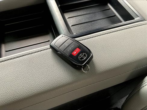 Used 2025 Toyota Tundra Limited AWD/4WD image 34