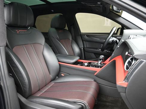 Used 2020 Bentley Bentayga image 28