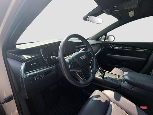 Used 2017 Cadillac XT5 Luxury w/ Driver Awareness Package FWD image 9
