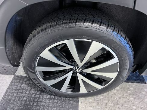 Certified 2024 Volkswagen Taos SE FWD image 14