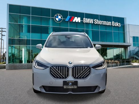 Used 2025 BMW X3 xDrive30i w/ Premium Package AWD/4WD image 2