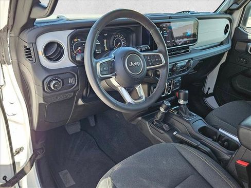 Used 2025 Jeep Wrangler Unlimited Sahara AWD/4WD image 10
