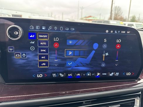 Used 2025 Chevrolet Traverse RS image 19