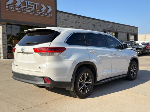 Used 2018 Toyota Highlander LE FWD image 8