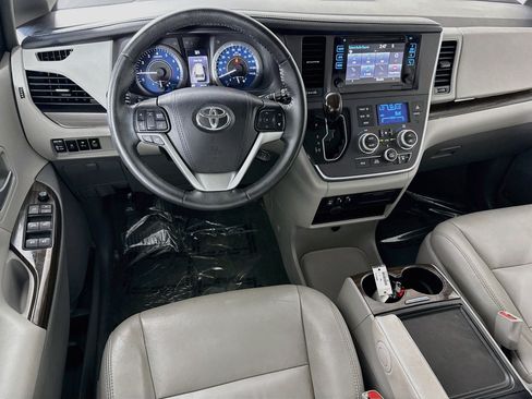 Used 2017 Toyota Sienna XLE w/ XLE Navigation Package FWD image 17
