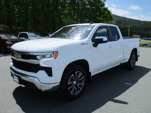 Used 2024 Chevrolet Silverado 1500 LT AWD/4WD image 1