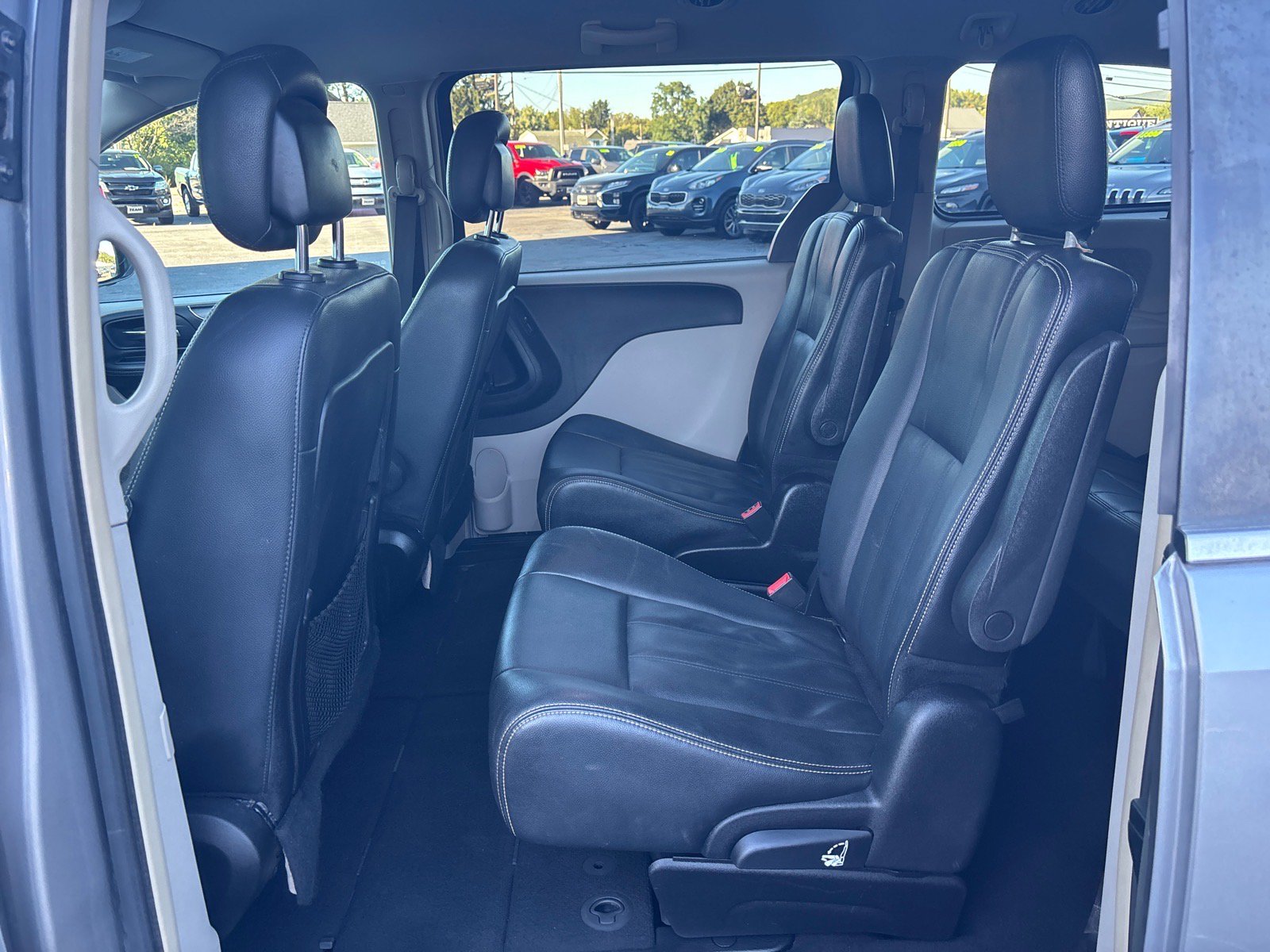 Used 2016 Chrysler Town & Country Touring FWD image 13