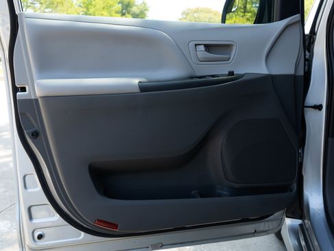 Used 2020 Toyota Sienna L image 37