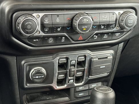 Used 2021 Jeep Gladiator Willys image 19