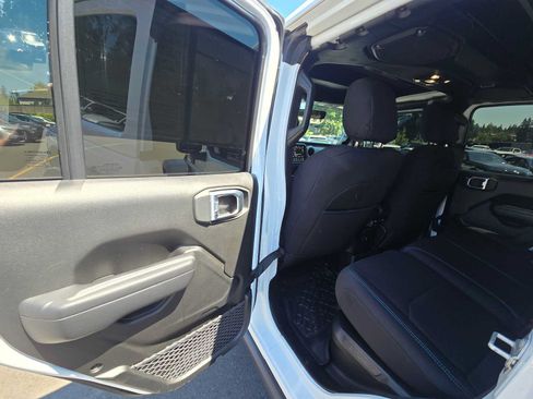 Used 2023 Jeep Wrangler Unlimited Rubicon 4xe w/ Cold Weather Group AWD/4WD image 15