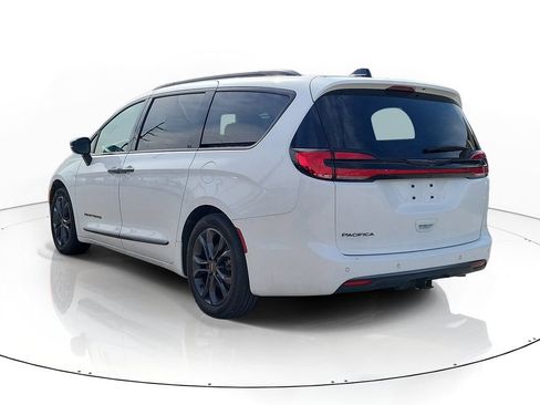 Used 2024 Chrysler Pacifica Touring-L w/ Road Tripper Package FWD image 3