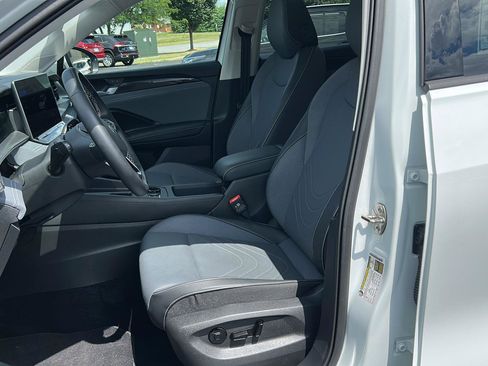 Used 2025 Volkswagen Tiguan SE w/ Panoramic Sunroof Package AWD/4WD image 14
