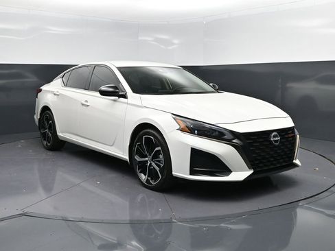 Used 2024 Nissan Altima 2.5 SR image 9