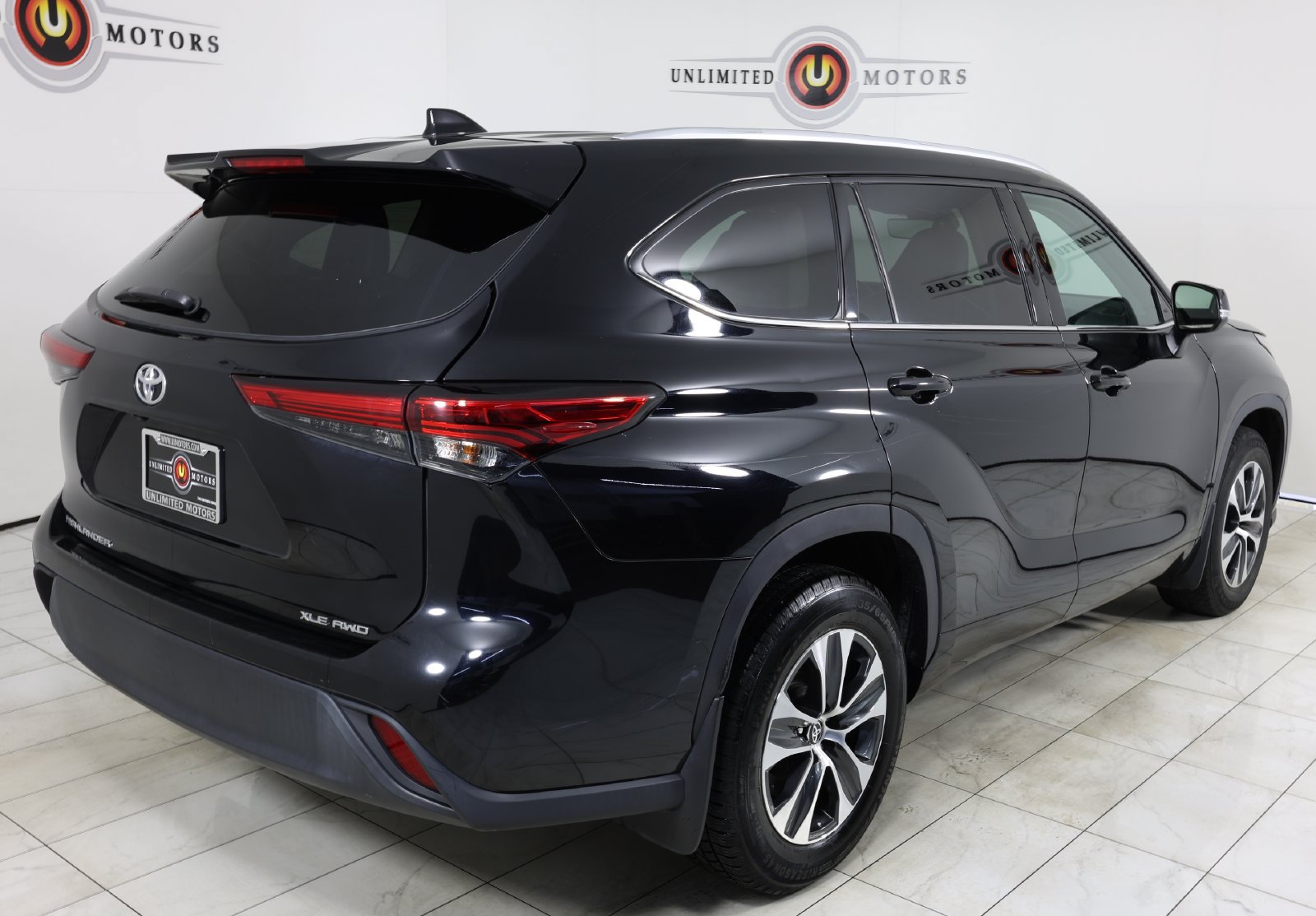 Used 2022 Toyota Highlander XLE AWD/4WD image 3