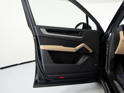 New 2026 Porsche Cayenne image 18