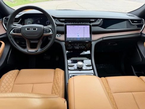 Used 2023 Jeep Grand Cherokee L Summit w/ Luxury Tech Group V AWD/4WD image 12