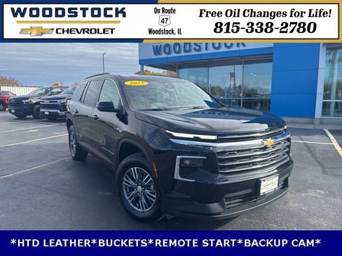 Used 2025 Chevrolet Traverse LT image 1