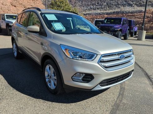 Used 2017 Ford Escape SE w/ Equipment Group 201A image 3