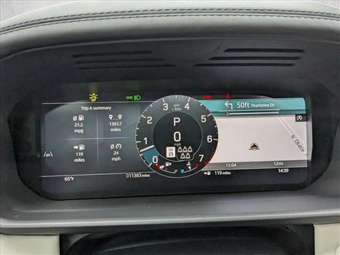 Used 2025 Land Rover Discovery Metropolitan Edition image 16