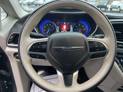 Used 2020 Chrysler Pacifica Limited image 31