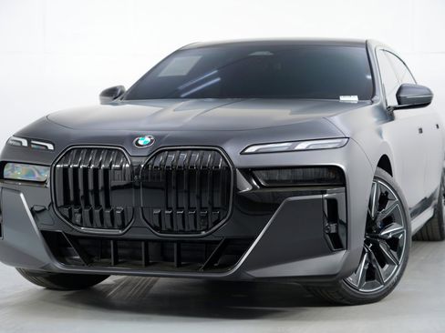 Used 2025 BMW 740i w/ Premium Package image 3