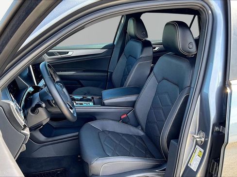 Used 2024 Volkswagen Atlas Cross Sport SE AWD/4WD image 25