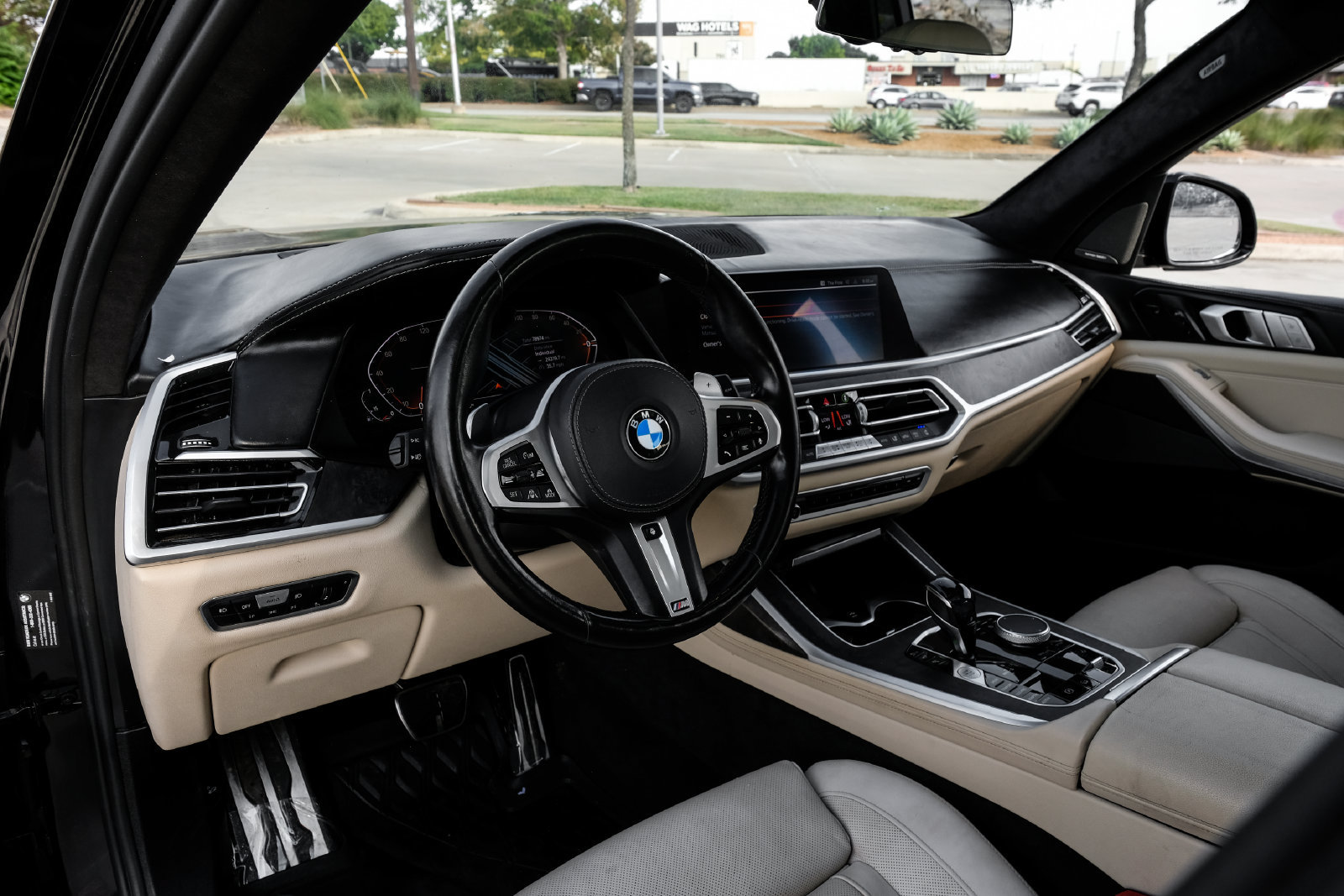 Used 2021 BMW X7 xDrive40i w/ M Sport Package AWD/4WD image 2
