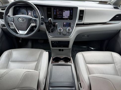 Used 2017 Toyota Sienna XLE Premium AWD/4WD image 12