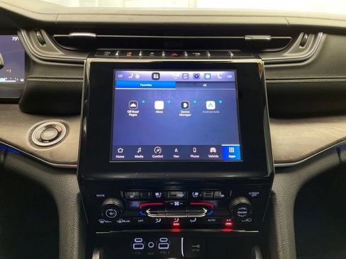Certified 2022 Jeep Grand Cherokee Overland AWD/4WD image 15