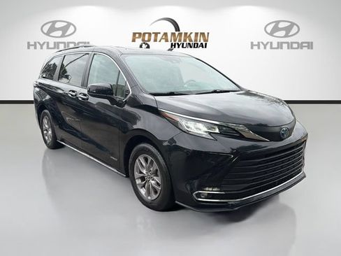 Used 2021 Toyota Sienna XLE FWD image 3
