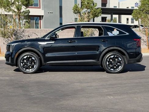 Used 2024 Kia Sorento S image 2