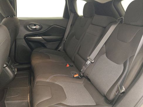 Used 2019 Jeep Cherokee Latitude w/ Popular Appearance Group FWD image 18