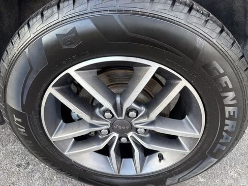 Used 2022 Jeep Grand Cherokee Limited image 10