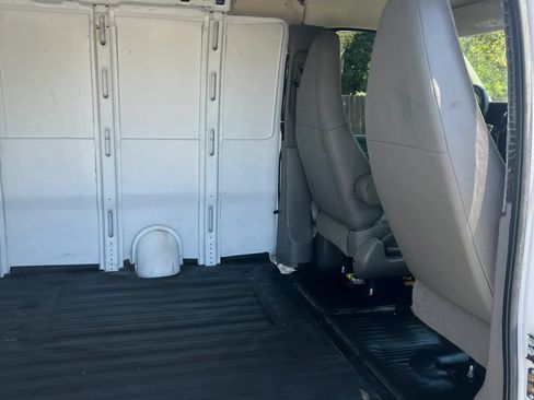 Used 2015 Chevrolet Express 2500 RWD image 10