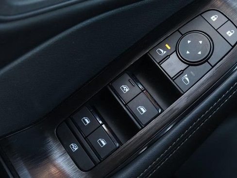 Certified 2025 Nissan Rogue SV FWD image 17